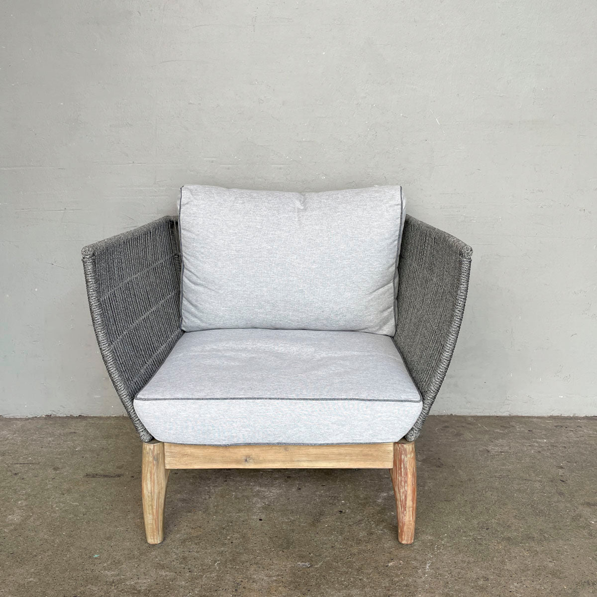 Brand New Outdoor 1 Seater - Rope Design