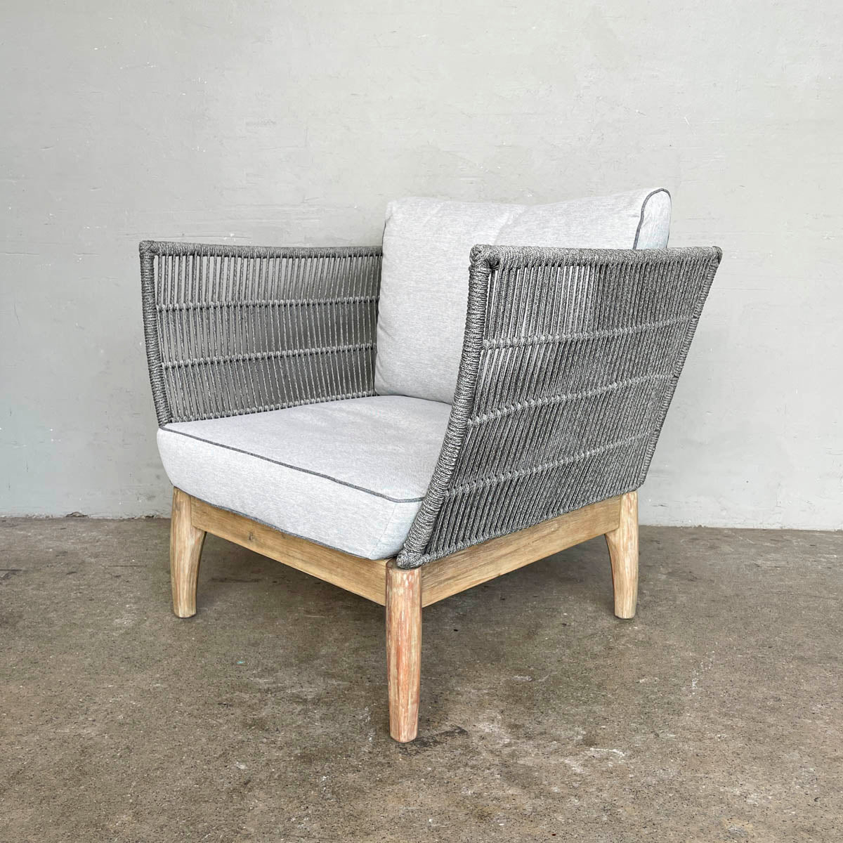 Brand New Outdoor 1 Seater - Rope Design