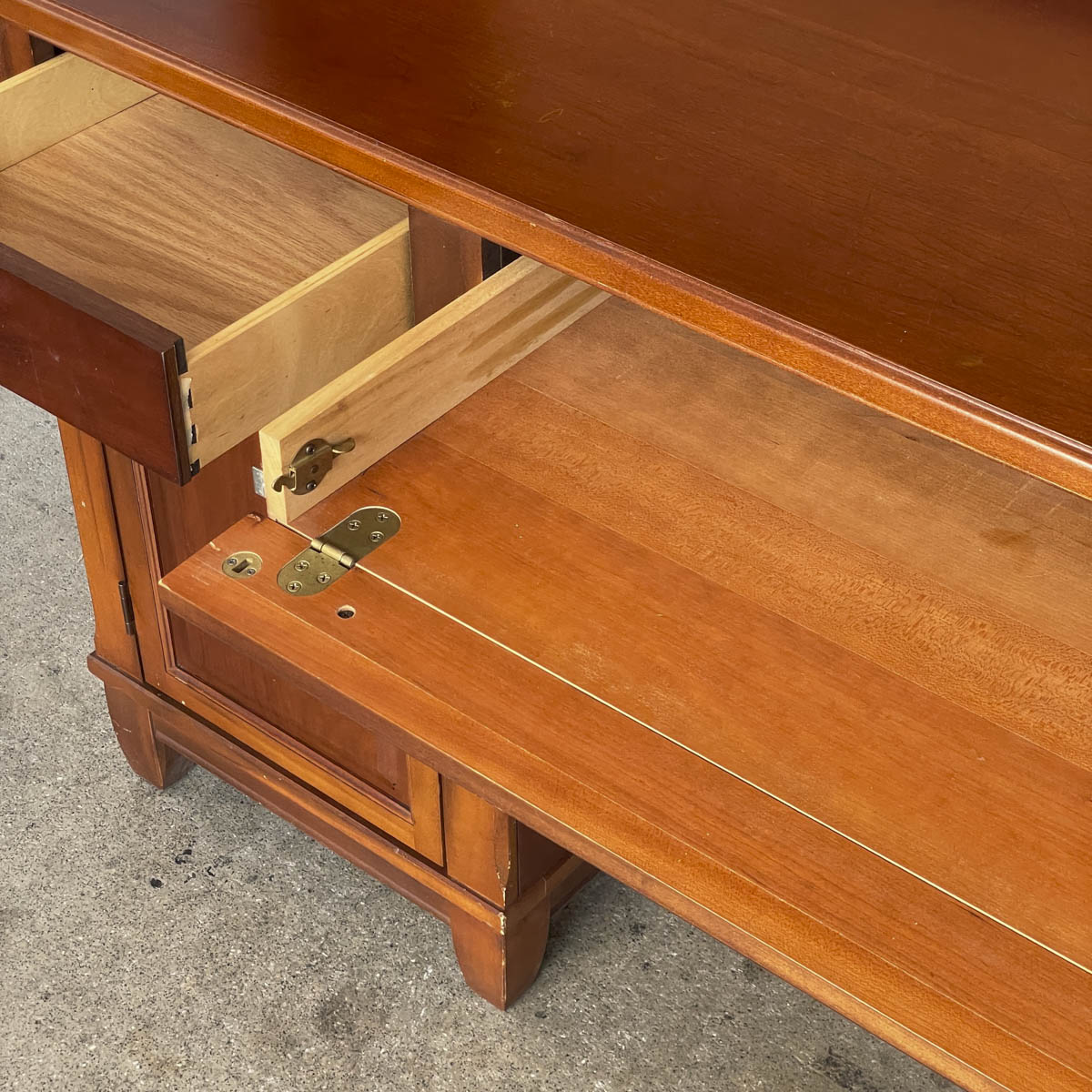 Thomasville Classic Study Desk with Hutch