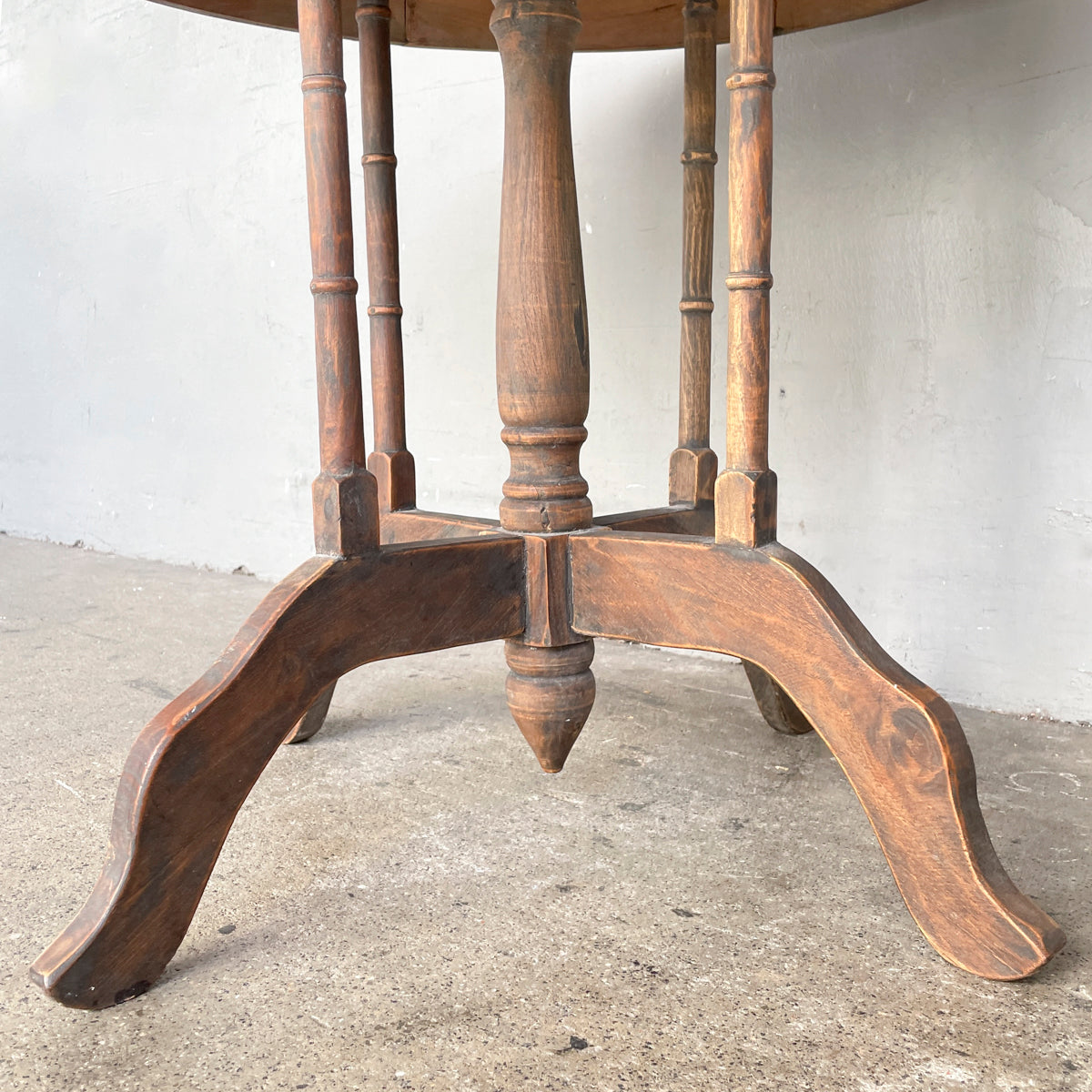 Round "Villa" Side Table - Large with Spindle Legs