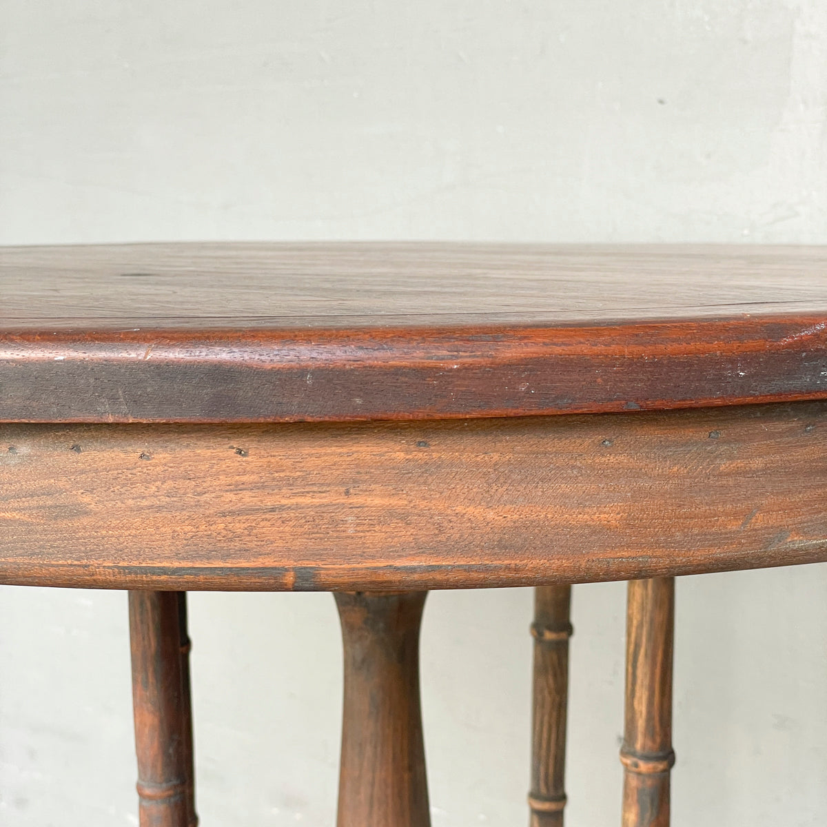Round "Villa" Side Table - Large with Spindle Legs