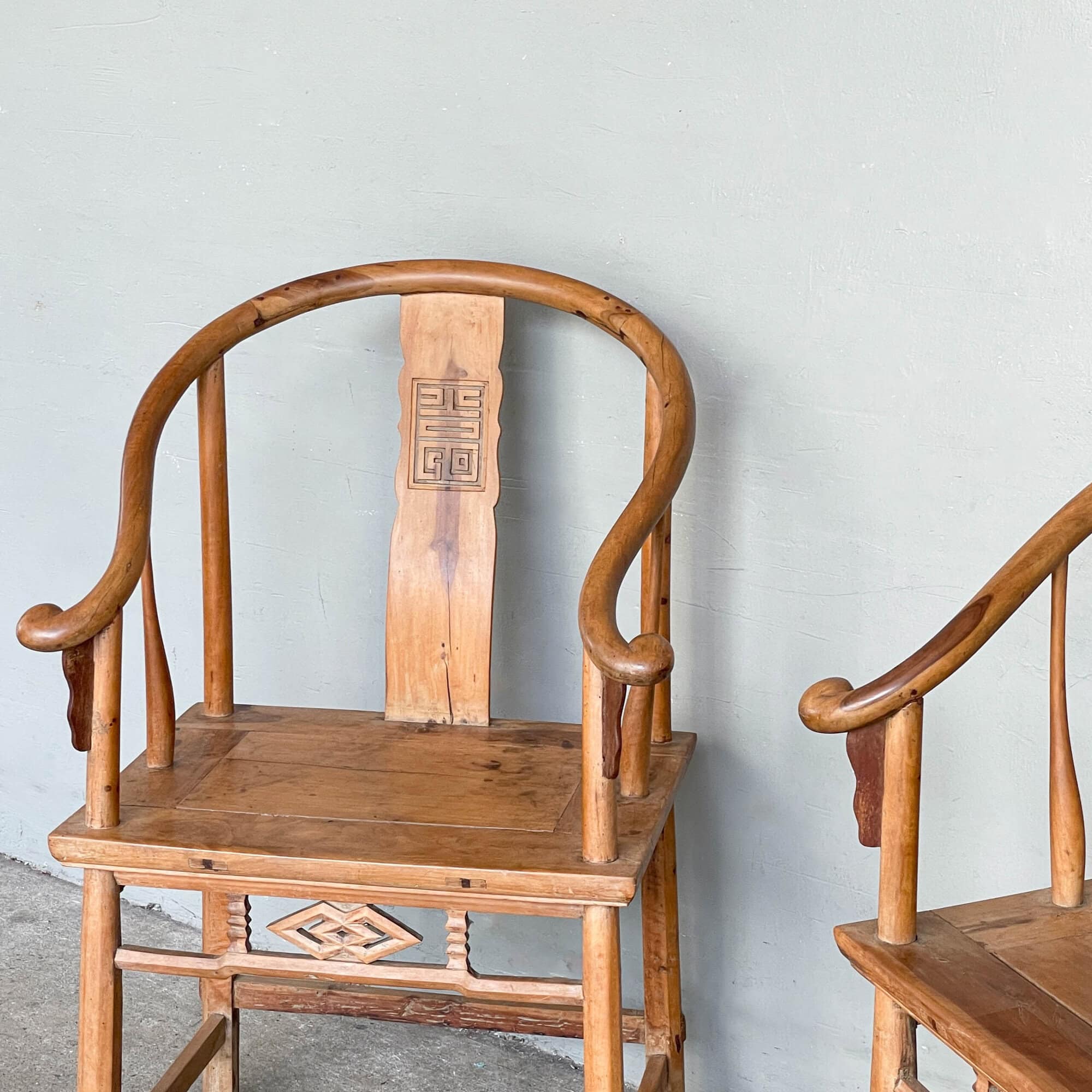 黄花梨皮 Huang Huali Veneer Chinese Horseshoe Chair