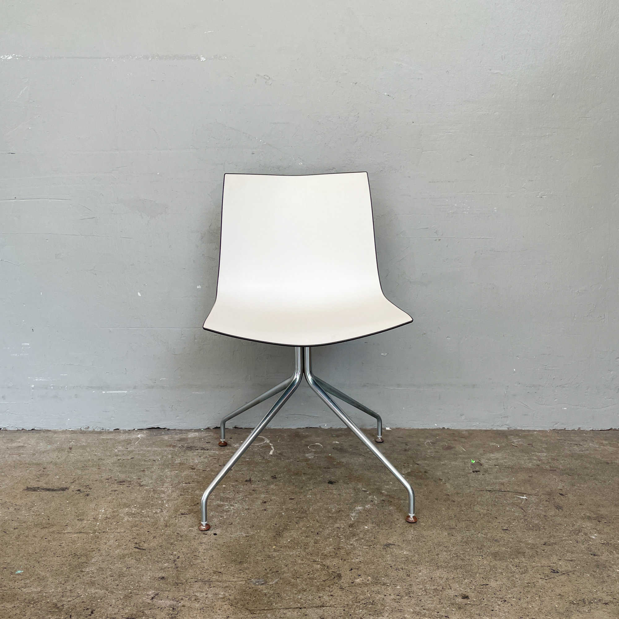 Arper Catifa 46 White/Grey Swivel Chair