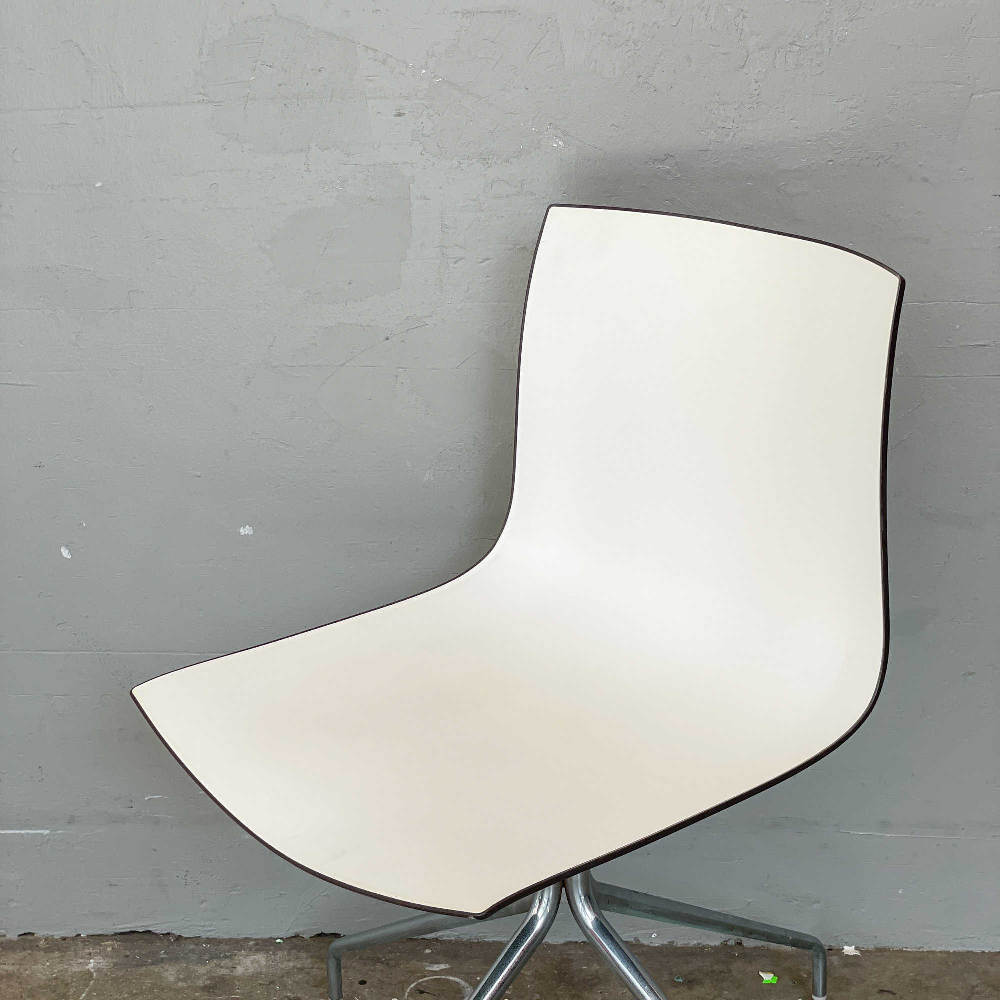 Arper Catifa 46 White/Grey Swivel Chair