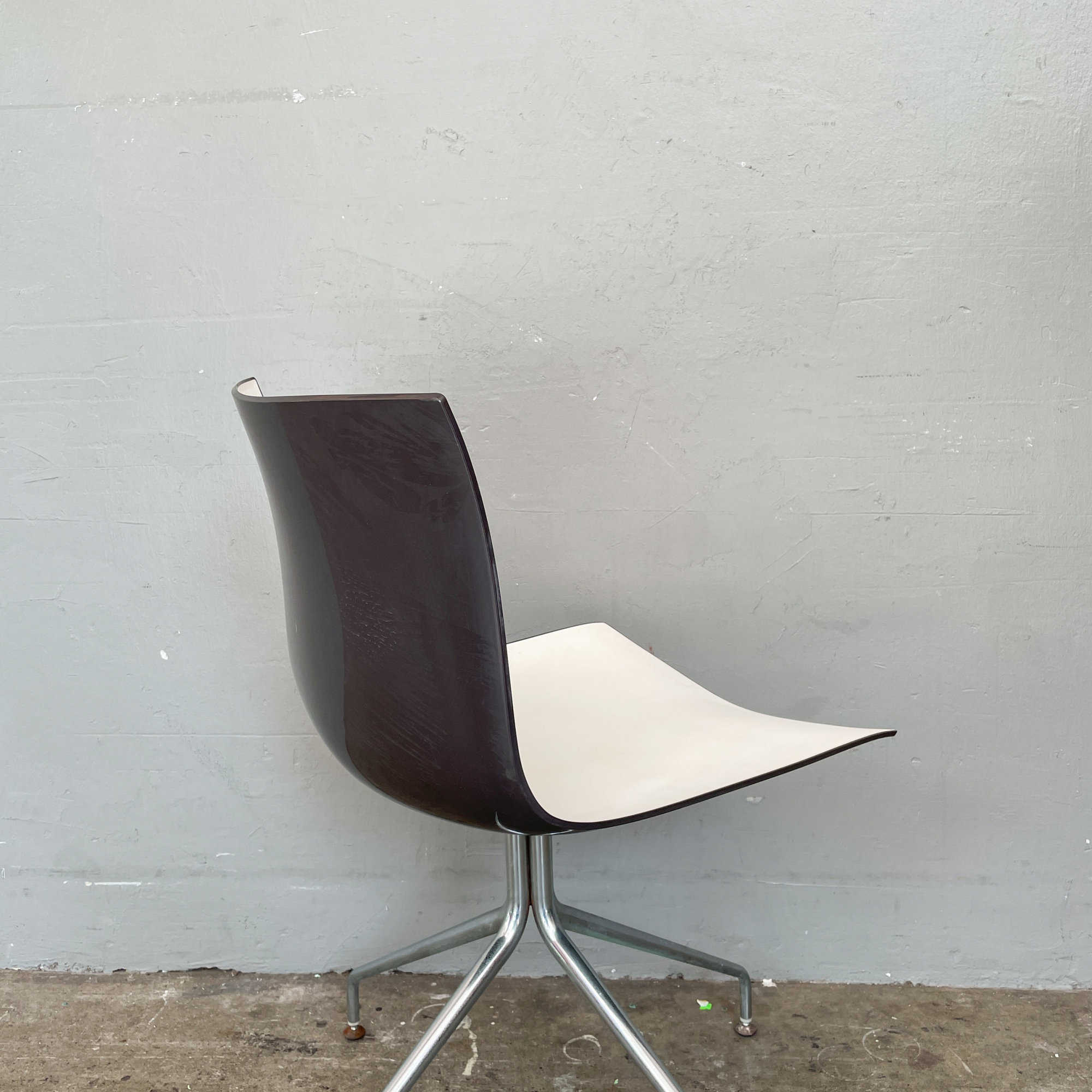 Arper Catifa 46 White/Grey Swivel Chair