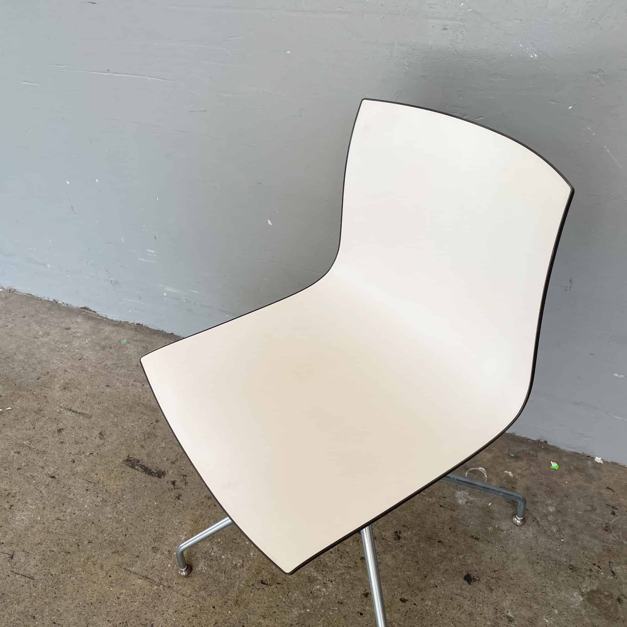 Arper Catifa 46 White/Grey Swivel Chair